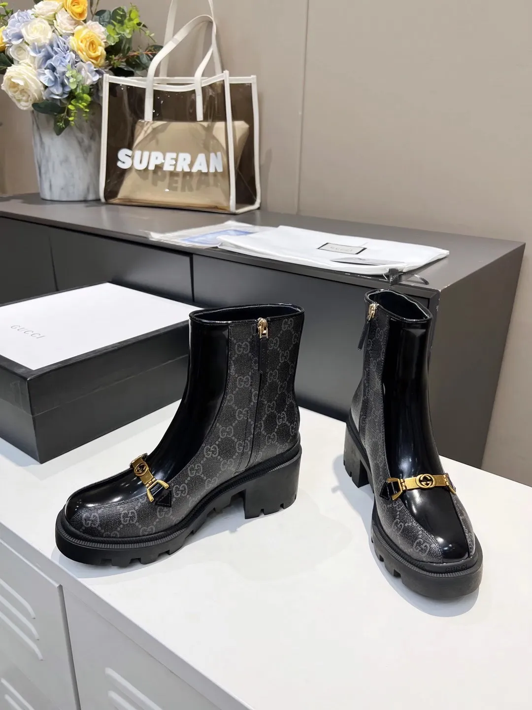 👟👟Ex-factory price 540👟👟 The new version of GUCCI is on sale...🔥 It has a retro British style and is decorated with metal LOGO on the front. Heel height: 6cm Fabric: Open edge beads ➕Special material, lining/foot pads: upgraded cowhide 🐂 Color: black Size: 34-40. (34 and 41 42 need to be customized) Packaging: Comes with card and cloth bag.